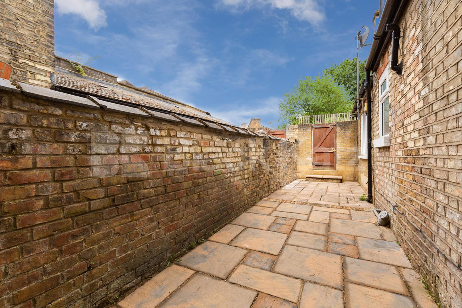 Minutes to a Zone 2 tube and the added benefit of a large private patio Highbury Park, Highbury